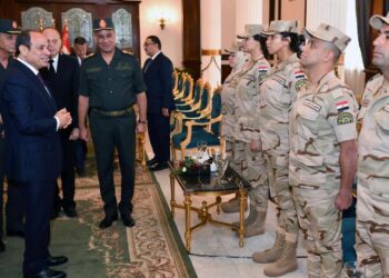Le Président Al-Sissi rencontre les étudiants du stage d’équitation de la Haute Académie militaire égyptienne