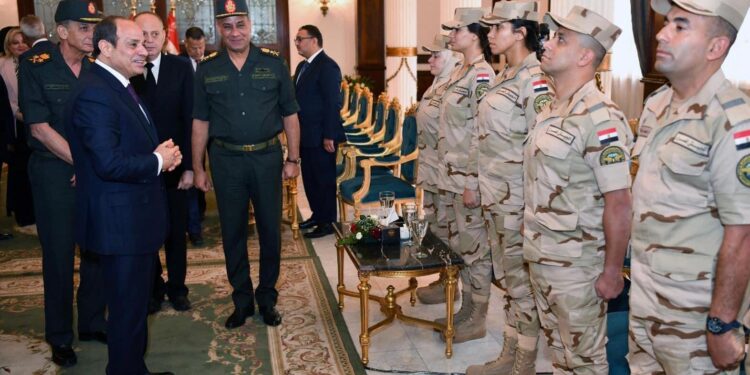 Le Président Al-Sissi rencontre les étudiants du stage d’équitation de la Haute Académie militaire égyptienne 1 - Le Progrès Egyptien
