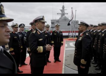 Le drapeau égyptien hissé sur la frégate “Al-Qahhar” de la classe MEKO-A200
