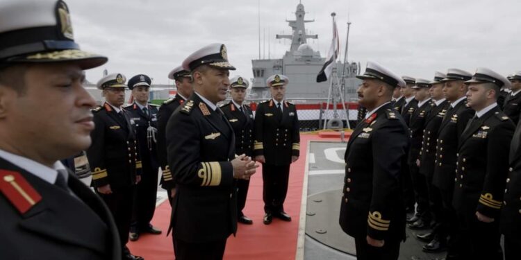 Le drapeau égyptien hissé sur la frégate "Al-Qahhar" de la classe MEKO-A200 1 - Le Progrès Egyptien