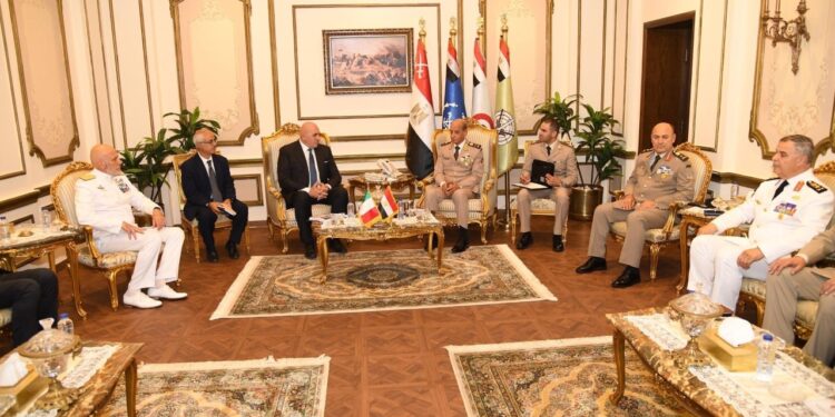 Le commandant général des forces armées rencontre le ministre de la Défense de l'Italie 1 - Le Progrès Egyptien