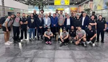 Al-Khatib accueille l’équipe de basketball à l’aéroport du Caire