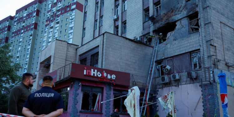 Au moins une personne est morte après la chute de débris de drones russes à Kiev.