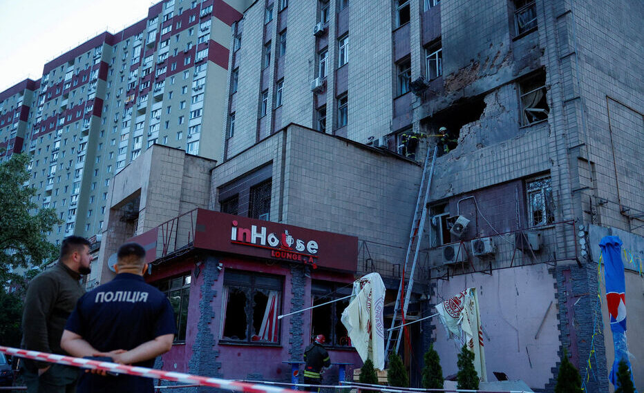Ukraine : L’attaque nocturne de drones « la plus importante » sur Kiev 1 - Le Progrès Egyptien Au moins une personne est morte après la chute de débris de drones russes à Kiev.