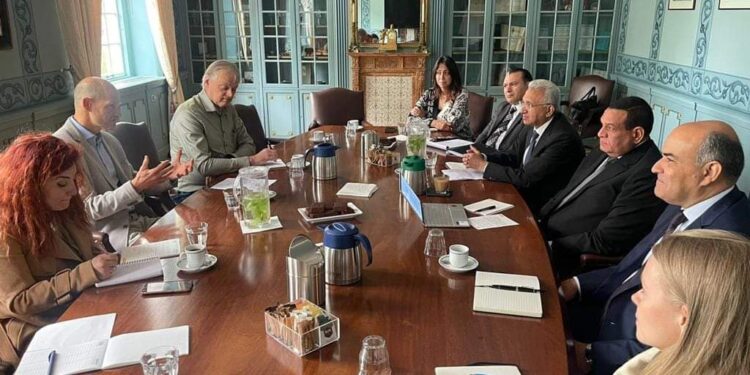 Opportunités d'investissement pour les hommes d'affaires néerlandais 1 - Le Progrès Egyptien Photo lors de la récente visite du ministre du Développement local aux Pays-Bas Source : Conseil des ministres