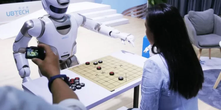 Intelligence artificielle : Des experts sonnent l’alarme ! 1 - Le Progrès Egyptien Un robot joue au xiangqi (échecs chinois) contre un humain (illustration). — Xing Yun / Costfoto/Sipa USA/SIPA