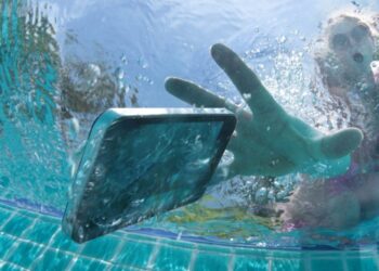 Smartphone tombé dans l’eau : Que faire ?