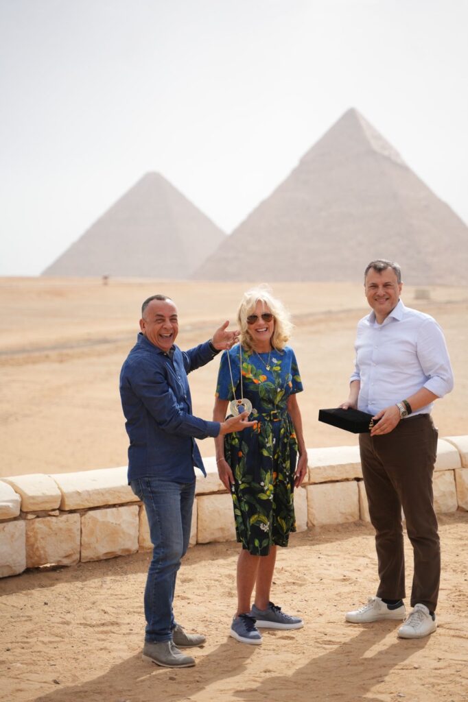 Le ministre du Tourisme présente un cadeau souvenir à Jill Biden 4 - Le Progrès Egyptien Le ministre du Tourisme présente un cadeau souvenir à Jill Biden 3 - Le Progrès Egyptien