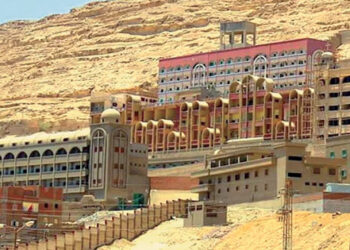 Des milliers de touristes visitent le monastère de Dronka