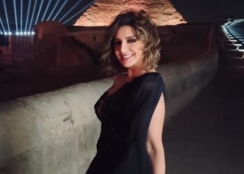 Angham “gazouille” au pied des Pyramides !