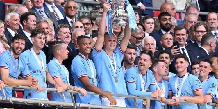 Manchester City domine Manchester United en finale de la FA Cup (2-1) 1 - Le Progrès Egyptien Manchester City's Norwegian striker Erling Haaland (C) lifts the trophy after the English FA Cup final football match between Manchester City and Manchester United at Wembley stadium, in London, on June 3, 2023. Man City won the game 2-1. (Photo by Glyn KIRK / AFP) / NOT FOR MARKETING OR ADVERTISING USE / RESTRICTED TO EDITORIAL USE