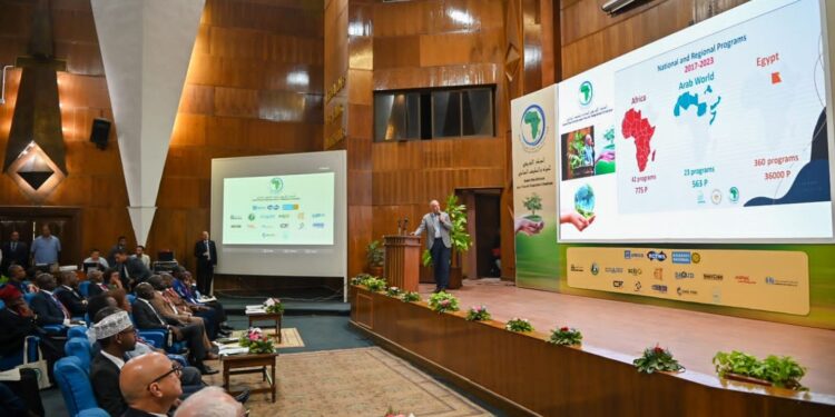 Inspection de l'exposition organisée en marge de l'AMCOW 1 - Le Progrès Egyptien