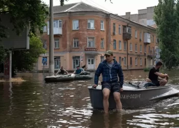 Ukraine : Dans Kherson inondé, la délicate opération des sauveteurs