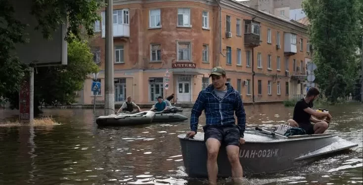 Ukraine : Dans Kherson inondé, la délicate opération des sauveteurs 1 - Le Progrès Egyptien