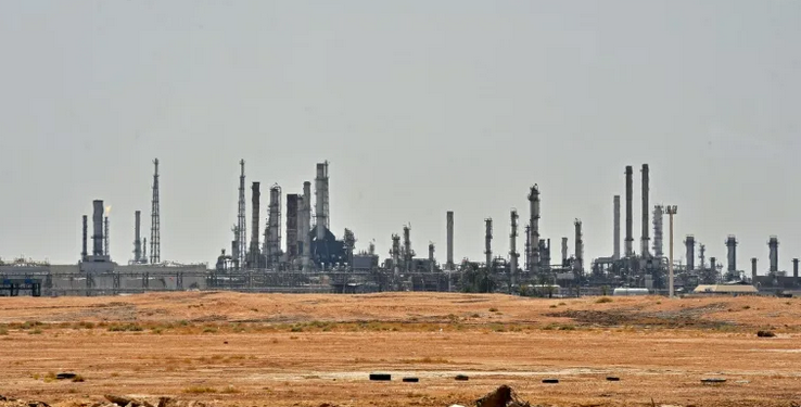 Face à la chute des prix du pétrole, l'Opep+ débat de nouvelles coupes 1 - Le Progrès Egyptien Un complexe pétrolier de la compagnie Saudi Aramco près d'al-Kharj, au sud de Riyad, le 15 septembre 2019