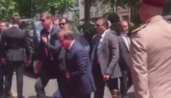 Le Président Al-Sissi arrive à sa résidence à Paris