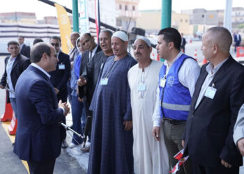 Le Président Al-Sissi dans un dialogue avec les habitants du village d’Al-Abaadiya