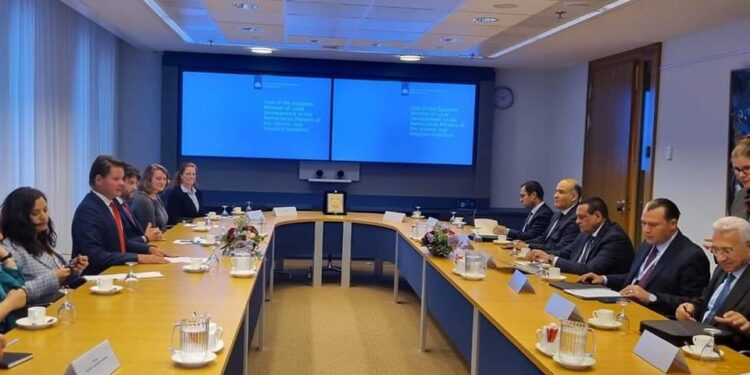 Echanges entre la délégation égyptienne et les responsables hollandais durant la visite du ministre du Développement local aux Pays-Bas
