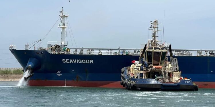 Canal de Suez : Trois remorqueurs déplacent un pétrolier tombé en panne 1 - Le Progrès Egyptien