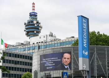 L’empire économique de Berlusconi tremble, mais ne rompt pas