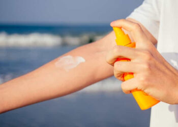 Octocrylène : Ce filtre solaire chimique suscite l’inquiétude 