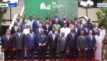 Al-Sissi prend une photo-souvenir avec les dirigeants participant au sommet de coordination de l’UA