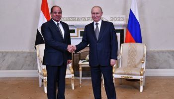Poutine et Al-Sissi posent pour une photo de famille