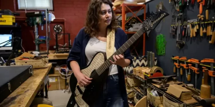 Aux Etats-Unis, une luthière française fabrique des guitares en champignon 2 - Le Progrès Egyptien Aux Etats-Unis, une luthière française fabrique des guitares en champignon 1 - Le Progrès Egyptien