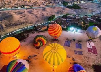 La ville de Louxor garnie de montgolfières