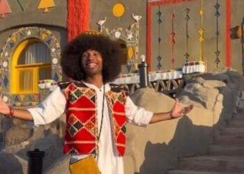 Avec le look de “Bakkar”, Noel Robinson dans des vidéos amusants à Assouan