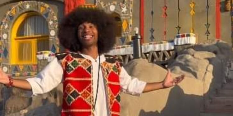 Avec le look de "Bakkar", Noel Robinson dans des vidéos amusants à Assouan 2 - Le Progrès Egyptien Avec le look de "Bakkar", Noel Robinson dans des vidéos amusants à Assouan 1 - Le Progrès Egyptien