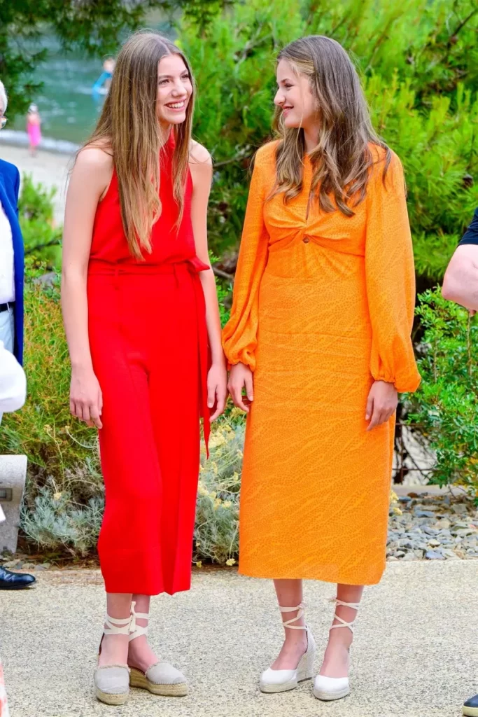 Princesse Leonor et infante Sofia d’Espagne : duo complice et coloré à Gérone 4 - Le Progrès Egyptien Princesse Leonor et infante Sofia d’Espagne : duo complice et coloré à Gérone 3 - Le Progrès Egyptien