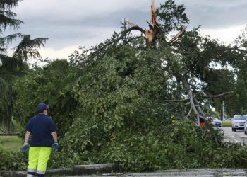 Incendies sous contrôle en Grèce, violents orages en Italie