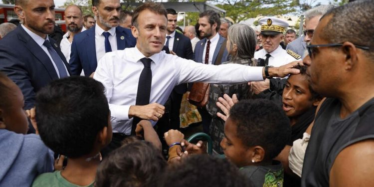 Après sa tournée dans le Pacifique, Macron se rendra au Sri Lanka 1 - Le Progrès Egyptien French President Emmanuel Macron greets people during a visit to the Magenta suburb in Noumea on July 26, 2023. (Photo by Ludovic MARIN / AFP)