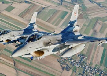 Une menace “nucléaire”: Lavrov met en garde contre des livraisons de F-16 à l’Ukraine
