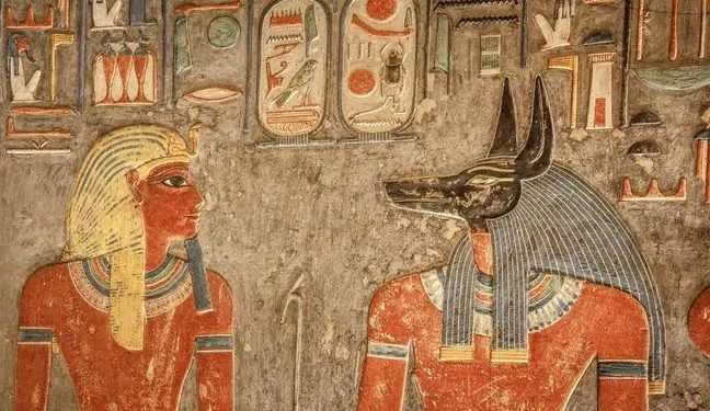 Détail du mur de la tombe d'Horemheb, dans la Vallée des Rois, en Égypte. - Jakub Kyncl / Shutterstock