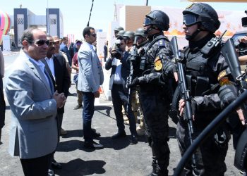 Salloum : Le Président Al-Sissi inspecte le poste de contrôle commun des Forces armées et de la Police