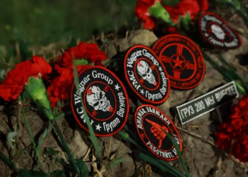 Russie: Fleurs et  écussons en hommage à Prigojine