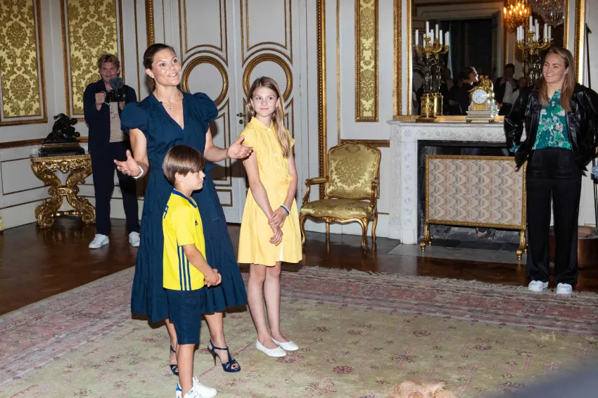 La princesse Victoria et ses enfants reçoivent les footballeuses suédoises 4 - Le Progrès Egyptien La princesse Victoria et ses enfants reçoivent les footballeuses suédoises 3 - Le Progrès Egyptien