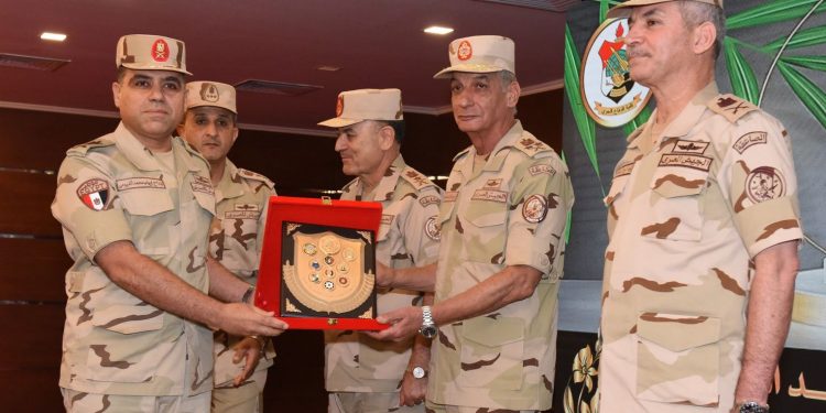 Le ministre de la Défense se réunit avec nombre de dirigeants des Forces armées 1 - Le Progrès Egyptien