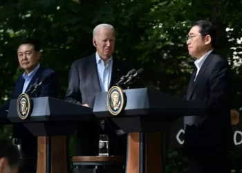 Biden, avec les dirigeants japonais et coréen, envoie un message d’unité