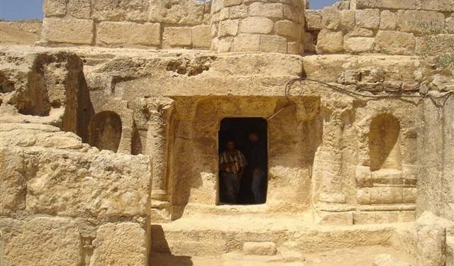 Les réfugiés de la caverne 1 - Le Progrès Egyptien