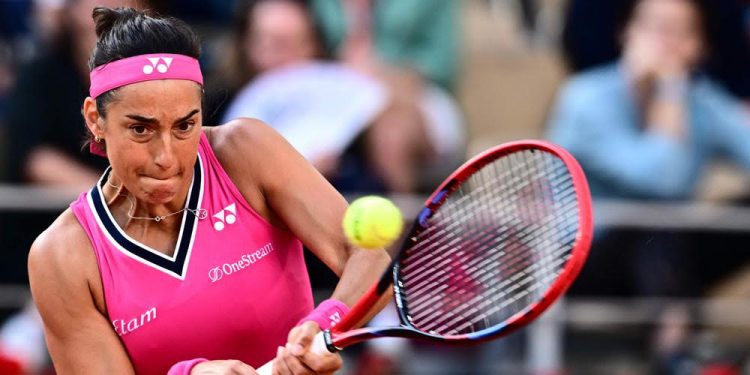 Montréal : Caroline Garcia a frôlé la disqualification 1 - Le Progrès Egyptien France's Caroline Garcia plays a backhand return to China's Wang Xiyu during their women's singles match on day two of the Roland-Garros Open tennis tournament at the Court Philippe-Chatrier in Paris on May 29, 2023. (Photo by Emmanuel DUNAND / AFP)