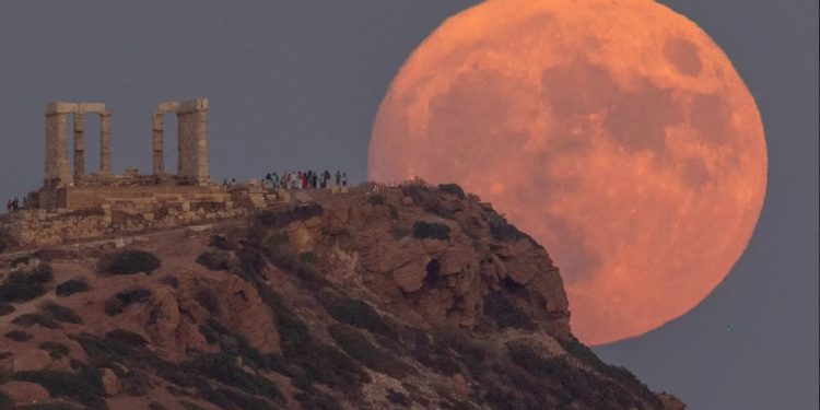 Quand la « super-Lune bleue » resplendit dans le ciel nocturne 2 - Le Progrès Egyptien Quand la « super-Lune bleue » resplendit dans le ciel nocturne 1 - Le Progrès Egyptien