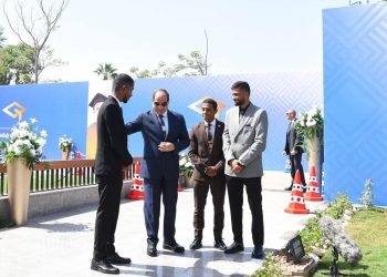 Le Président avec les premiers diplômés des universités (Photos)
