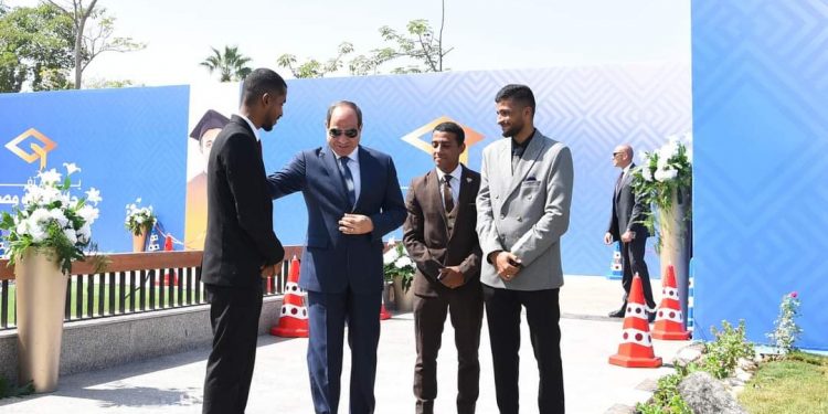 Le Président avec les premiers diplômés des universités (Photos) 1 - Le Progrès Egyptien