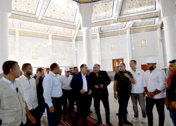 Madbouli inspecte une mosquée et une église en construction à Nouweiba