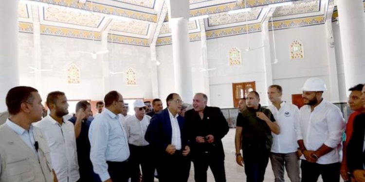 Madbouli inspecte une mosquée et une église en construction à Nouweiba 2 - Le Progrès Egyptien Madbouli inspecte une mosquée et une église en construction à Nouweiba 1 - Le Progrès Egyptien