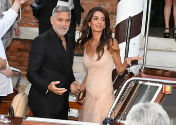 Amal Clooney à l’honneur à Venise, George aux petits soins