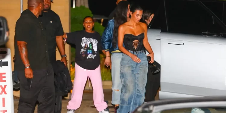 Sortie familiale pour Kim Kardashian 2 - Le Progrès Egyptien Sortie familiale pour Kim Kardashian 1 - Le Progrès Egyptien